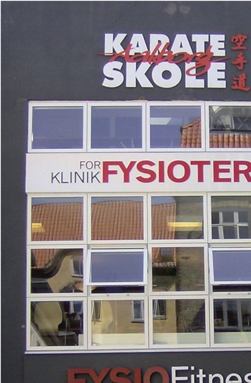 Udfræsede bogstaver i PVC, opsat med skjult montering (ingen synlige skruer)